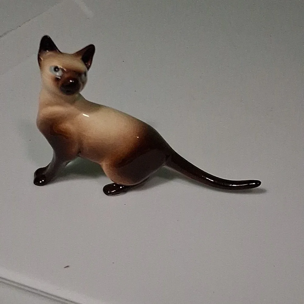 HAGEN RENAKER-Siamese Cat Standing With Tail Out Ceramic Mini Figurine.